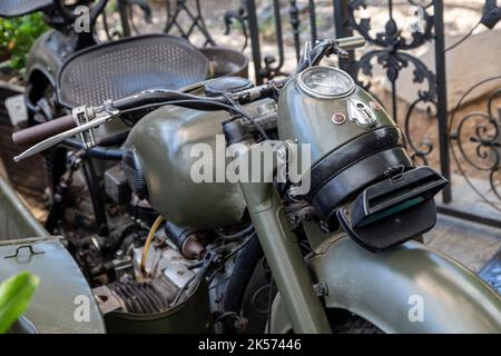 Vieille moto de l'équipement de l'armée soviétique, exposée comme une décoration au restaurant Vintage à Hunedoara, Transylvanie, Roumanie. Banque D'Images