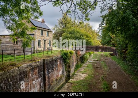 Wildmoorway Lower Lock Bridge et Lock Keepers Cottage sur le canal Severn - Thames, Cerney Wick, Angleterre Royaume-Uni Banque D'Images