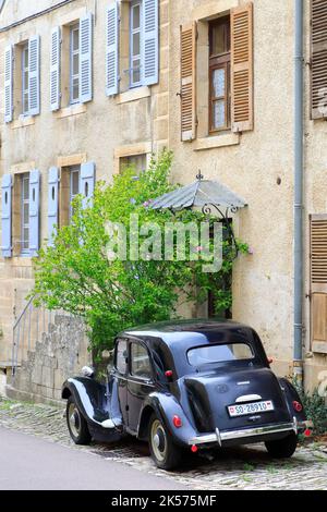 France, Côte d'Or, Auxois, Flavigny sur Ozerain (les plus beaux villages de France), Citroën traction avant dans la rue principale Banque D'Images