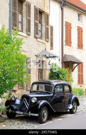 France, Côte d'Or, Auxois, Flavigny sur Ozerain (les plus beaux villages de France), Citroën traction avant dans la rue principale Banque D'Images