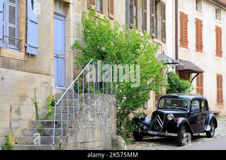 France, Côte d'Or, Auxois, Flavigny sur Ozerain (les plus beaux villages de France), Citroën traction avant dans la rue principale Banque D'Images