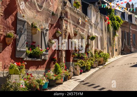 France, somme, Baie de somme, Saint-Valery-sur-somme, Fête de la mer à Saint-Valery. Les habitants du quartier des marins (le courtsgain, le quartier de ceux qui gagnent peu!) décorez leurs maisons de filets de pêche et de gladioli. Certains d'entre eux s'habillent en costumes d'époque et une procession est organisée après le service religieux pour déposer une couronne en mer à la mémoire des marins qui sont morts. Banque D'Images