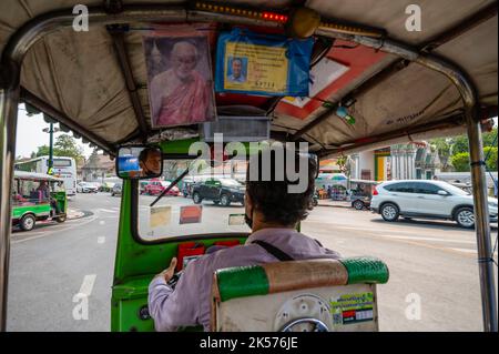 Thaïlande, Bangkok, district de Pathum WAN, zone de Banglamphu, conducteur de tuk-tuk Banque D'Images