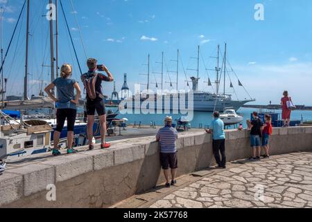 France, Herault, Sète, Mole Saint-Louis, vacanciers à l'arrivée d'un bateau de croisière entrant dans le port Banque D'Images