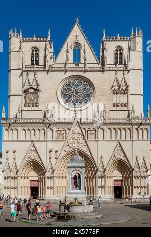 France, Rhône, Lyon, quartier du Vieux-Lyon, site historique classé au patrimoine mondial de l'UNESCO, fontaine avec vacanciers sur une place avec la Primatiale Saint-Jean du XIIème siècle en arrière-plan Banque D'Images