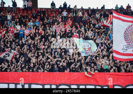 ZURICH, SUISSE - OCTOBRE 6 : fans du PSV Eindhoven lors du match du groupe A - UEFA Europa League entre le FC Zurich et le PSV Eindhoven au Stadion Letzigrund sur 6 octobre 2022 à Zurich, Suisse (photo de Joris Verwijst/Orange Pictures) Banque D'Images