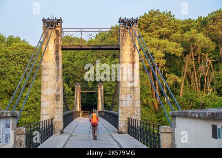 France, Morbihan, le Bono, pont suspendu de 1840 sur la rivière Bono, randonnée sur le sentier côtier ou le sentier de longue distance GR 34 Banque D'Images