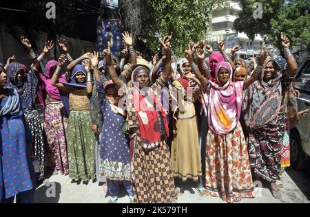 Hyderabad (Pakistan), 06/10/2022, des résidents de l'unité 10 de Latifabad tiennent une manifestation pour réclamer des produits de secours et des dons du gouvernement, jeudi au club de presse d'Hyderabad, 06 octobre 2022. Banque D'Images