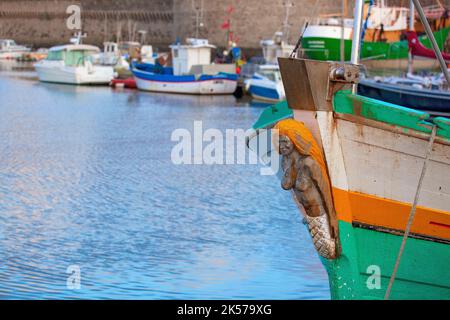 France, Finistère (29), sirène du Santa-Maria, bateau de pêche au mouillage sur le port de Concarneau Banque D'Images