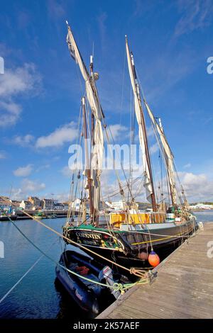 France, Finistère (29), le Corentin, vieux ciment de Quimper amarré sur le port de Concarneau Banque D'Images