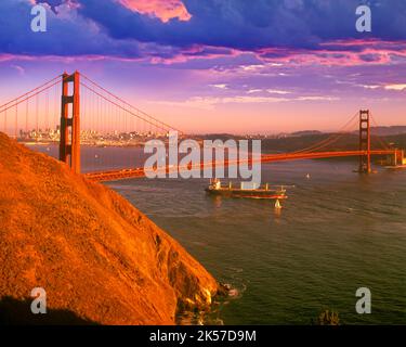 GOLDEN GATE BRIDGE (©JOSEPH STRAUSS 1937) SAN FRANCISCO BAY MARIN COUNTY HEADLANDS SAN FRANCISCO CALIFORNIA USA Banque D'Images