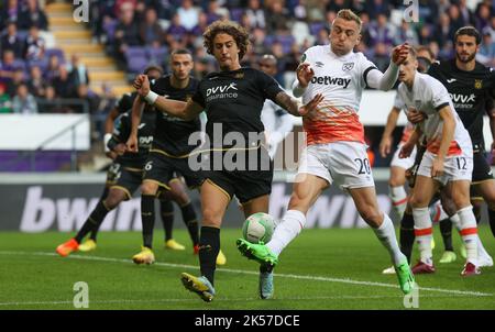 Bruxelles, Belgique, 06 octobre 2022, Fabio Silva d'Anderlecht et Jarrod Bowen de West Ham se battent pour le ballon lors d'un match de football entre le RSC Anderlecht belge et le FC britannique West Ham United, le jeudi 06 octobre 2022 à Anderlecht, Bruxelles, Belgique, Le troisième jour de la phase de groupe de la Ligue des conférences de l'UEFA. BELGA PHOTO VIRGINIE LEFOUR Banque D'Images