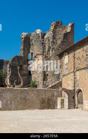 France, Hautes Alpes, Tallard, château classé monuments historiques, cour principale et donjon Banque D'Images