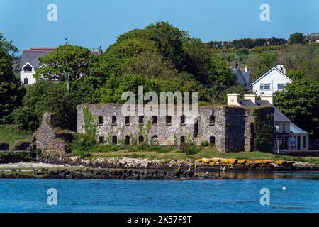 Comté de Cork, Irlande, 28 mai 2022. Les ruines du grain de pierre se trouvent sur la rive de la baie Clonakilty lors d'une journée de printemps ensoleillée. Paysage irlandais. Les ruines de Banque D'Images