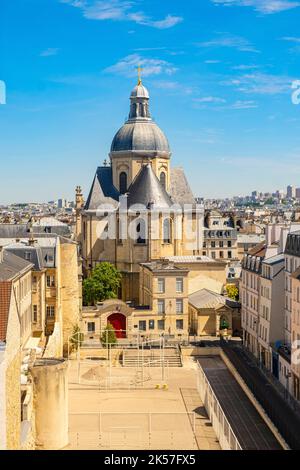 France, Paris, quartier du Marais, terrain de sport des Jardins Saint Paul, vestige de l'enceinte Philippe Auguste, en arrière-plan de la paroisse Saint Paul et Saint Louis Banque D'Images