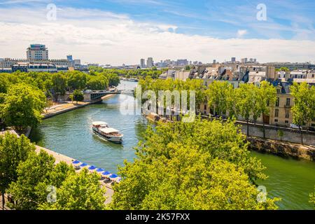 France, Paris, Quai d'Anjou et Ile Saint Louis, les rives de la Seine classées Patrimoine Wolrd par l'UNESCO, bateau mouche Banque D'Images