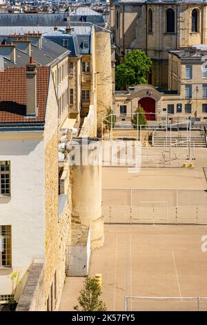 France, Paris, quartier du Marais, terrain de sport des jardins de Saint Paul, vestige de l'enceinte de Philippe Auguste Banque D'Images