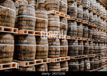 Les fûts de chêne stockés dans l'entrepôt d'une distillerie de whisky Banque D'Images