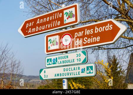 France, Seine-Maritime (76), Bardouville, entre Duclair et la Bouille, poste de signalisation indiquant la route à vélo la Seine à Vélo Banque D'Images