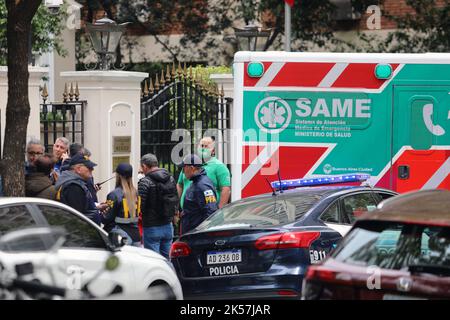 Buenos Aires, Buenos Aires, Argentine. 6th octobre 2022. Jeudi matin, un homme a été barricadé à l'intérieur de l'ambassade du Mexique en Argentine, située au 1650 Arcos Street dans le quartier de Belgrano pendant près de cinq heures. Il est un ancien diplomate qui a travaillé au consulat et qui souffre de problèmes psychiatriques. (Image de crédit : © Claudio Santisteban/ZUMA Press Wire) Banque D'Images