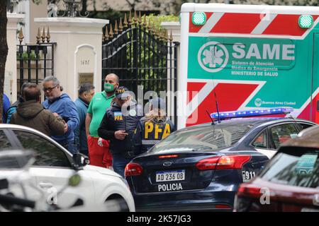 Buenos Aires, Buenos Aires, Argentine. 6th octobre 2022. Jeudi matin, un homme a été barricadé à l'intérieur de l'ambassade du Mexique en Argentine, située au 1650 Arcos Street dans le quartier de Belgrano pendant près de cinq heures. Il est un ancien diplomate qui a travaillé au consulat et qui souffre de problèmes psychiatriques. (Image de crédit : © Claudio Santisteban/ZUMA Press Wire) Banque D'Images