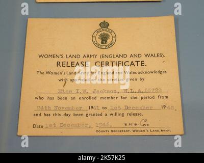 Un certificat de libération de « Women's Land Army » au RAF Manston History Museum, Ramsgate, Kent, Royaume-Uni. Banque D'Images