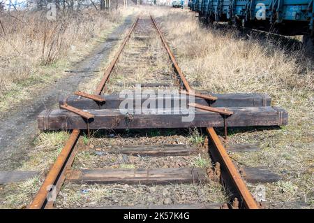 Infrastructure ferroviaire, voies, rails et câbles d'alimentation sur les voies ferrées. Banque D'Images