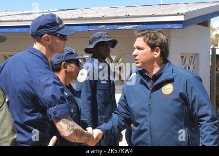 Pine Island, États-Unis. 04th octobre 2022. Le lieutenant de la Garde côtière Nicholas Haas, à gauche, se serre la main avec le gouverneur de la Floride Ron. DeSantis, pendant les travaux de rétablissement à la suite de l'ouragan Ian, à 4 octobre 2022, sur l'île Pine, en Floride. Crédit : pO2 Brandon Hillard/US Coast Guard/Alay Live News Banque D'Images