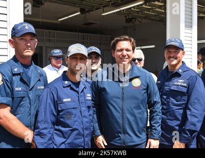 Pine Island, États-Unis. 04th octobre 2022. Ron, gouverneur de Floride. DeSantis, au centre, pose une photo avec les membres de la Garde côtière pendant les travaux de rétablissement à la suite de l'ouragan Ian, à 4 octobre 2022, sur l'île Pine, en Floride. Crédit : pO2 Brandon Hillard/US Coast Guard/Alay Live News Banque D'Images