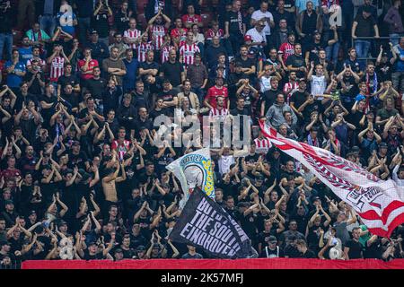 ZURICH, SUISSE - OCTOBRE 6 : fans du PSV Eindhoven lors du match du groupe A - UEFA Europa League entre le FC Zurich et le PSV Eindhoven au Stadion Letzigrund sur 6 octobre 2022 à Zurich, Suisse (photo de Joris Verwijst/Orange Pictures) Banque D'Images