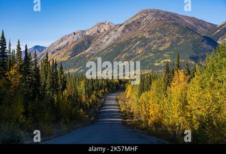 Couleur d'automne et montagnes sur la route 37 de la Colombie-Britannique, la route Cassiar au Canada. Cet hôtel est situé près du lac Good Hope. Banque D'Images