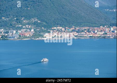 Vue aérienne d'un ferry qui se dirige de Laveno à intra sur le lac majeur Banque D'Images