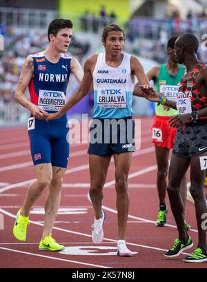 Jakob Ingebrigtsen, de Norvège, et Luis Grijalva, du Guatemala, en compétition pour les épreuves masculines de 5000m aux Championnats du monde d'athlétisme, Hayward Field, eu Banque D'Images