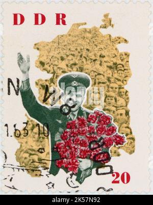 Photo d'un timbre-poste de l'Allemagne de l'est avec une image du cosmonaute et du premier homme dans l'espace Yuri Gagarin lors d'un rallye émis en 1963-1965 Banque D'Images