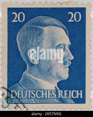 Photo d'un timbre-poste allemand bleu avec un portrait d'Adolf Hitler 1941 Banque D'Images
