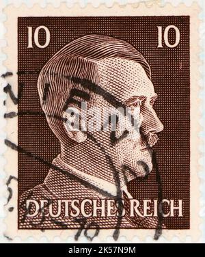 Photo d'un timbre-poste allemand marron avec un portrait d'Adolf Hitler 1941 Banque D'Images