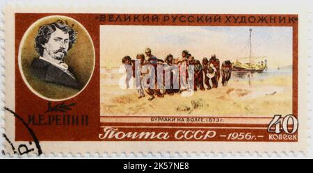 Photo d'un timbre-poste de l'Union soviétique pour l'anniversaire de la mort 26th de l'artiste Ilya Repin Barge Haulers sur la Volga 1956 Banque D'Images