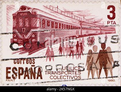 Photo d'un timbre-poste espagnol avec illustration d'un train représentant les transports publics 1980 Banque D'Images