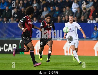 Uherske Hradiste, République tchèque. 06th octobre 2022. (G-D) Dante et Jean-clair Todibo de Nice et Ondrej Sasinka de Slovanko en action pendant la Ligue de la Conférence de l'UEFA, 3rd tour, Groupe D Match 1. FC Slovanko contre OGC Nice à Uherske Hradiste, République Tchèque, 6 octobre 2022. Crédit: Dalibor Gluck/CTK photo/Alamy Live News Banque D'Images