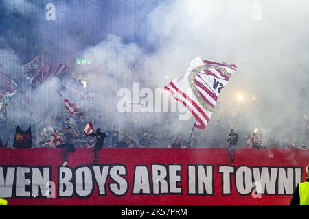 ZURICH, SUISSE - OCTOBRE 6 : fans du PSV Eindhoven lors du match du groupe A - UEFA Europa League entre le FC Zurich et le PSV Eindhoven au Stadion Letzigrund sur 6 octobre 2022 à Zurich, Suisse (photo de Joris Verwijst/Orange Pictures) Banque D'Images