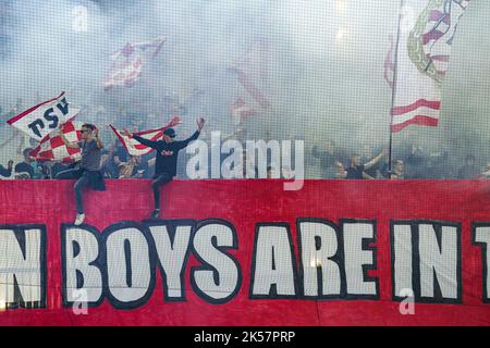 ZURICH, SUISSE - OCTOBRE 6 : fans du PSV Eindhoven lors du match du groupe A - UEFA Europa League entre le FC Zurich et le PSV Eindhoven au Stadion Letzigrund sur 6 octobre 2022 à Zurich, Suisse (photo de Joris Verwijst/Orange Pictures) Banque D'Images