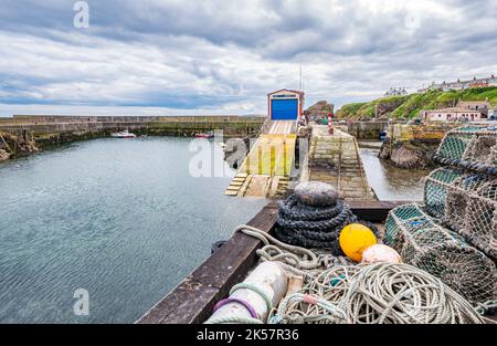 RNLI station de Lifeboat avec rampe d'accès au port, village côtier de St ABB, Berwickshire, Écosse, Royaume-Uni Banque D'Images