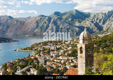 Vue aérienne avec la baie de Kotor et les toits de la vieille ville. Église notre-Dame de la réparation dans la forteresse de Kotor, Boka Kotorska, Monténégro. Banque D'Images