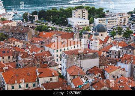 Vue aérienne du port de Kotor, des toits de la vieille ville, de l'église Saint-Nicolas et de la marina. Boka Kotorska, Monténégro. Banque D'Images