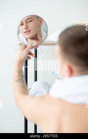 lotion après-rasage parfaite pour la peau, miroir pour le visage Banque D'Images