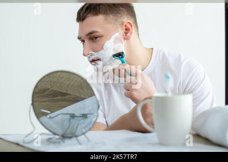 rasoir miroir en mousse de routine pour le soin de la peau Banque D'Images