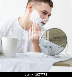 rasage quotidien hygiène du visage homme miroir mousse barbe de 3 jours Banque D'Images