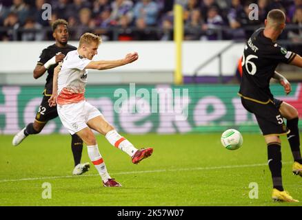 Flynn Downes, de West Ham United, tente de se mettre sur le devant de la scène lors du match de l'UEFA Europa Conference League au Lotto Park, à Anderlecht. Date de la photo: Jeudi 6 octobre 2022. Banque D'Images