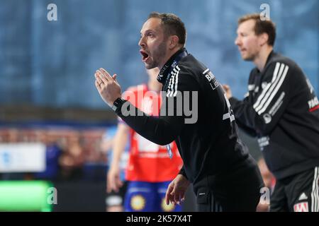 Nuremberg, Allemagne. 06th octobre 2022. Handball: Bundesliga, HC Erlangen - Bergischer HC, Matchday 7 à l'Arena Nürnberger Versicherung. L'entraîneur d'Erlangen Raul Alonso fait des gestes sur la touche. Credit: Daniel Karmann/dpa/Alay Live News Banque D'Images