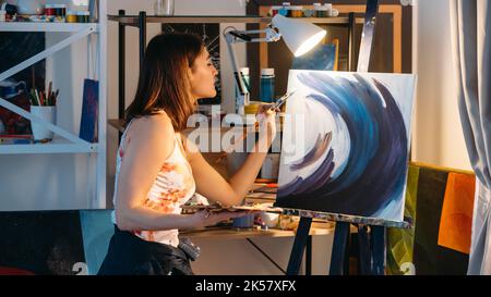 l'art de la peinture a inspiré l'artiste féminine dans l'atelier Banque D'Images